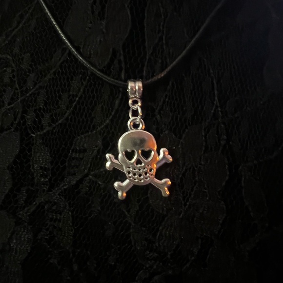 Skull & Crossbones Necklace - Picture 1 of 3